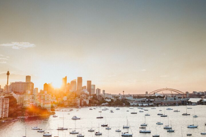 How many visa places are there to migrate to Australia?